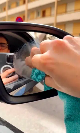 El truco de la pasta de dientes para que el retrovisor del coche