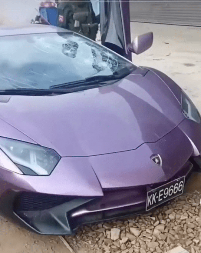 The Lamborghini Aventador clearly needs some love. Credit: Instagram/@supercar.fails