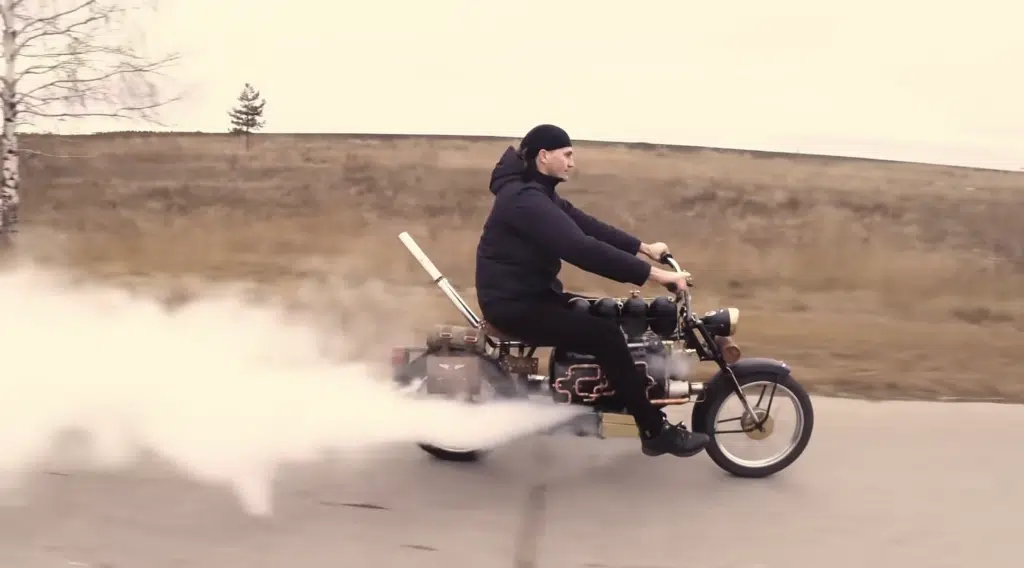 The steam-powered motorbike looks great. Credit: YouTube/@Lexa_Romantik