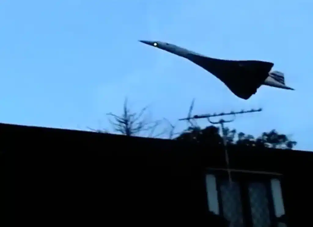 2003 footage shows how extraordinary it was to live near London Heathrow Airport as Concorde took off