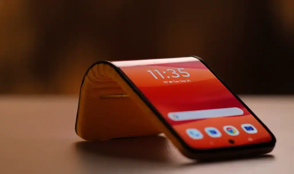 Motorola shows off bizarre smartphone concept that wraps around your wrist