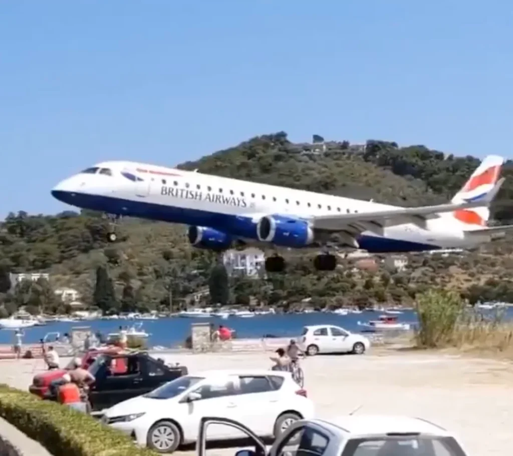 Unbelievable footage shows commercial plane executing high-stakes landing just over tourists' heads