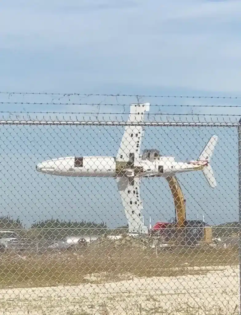 Airport employee spotted giving old plane bound for scrapyard one last flight