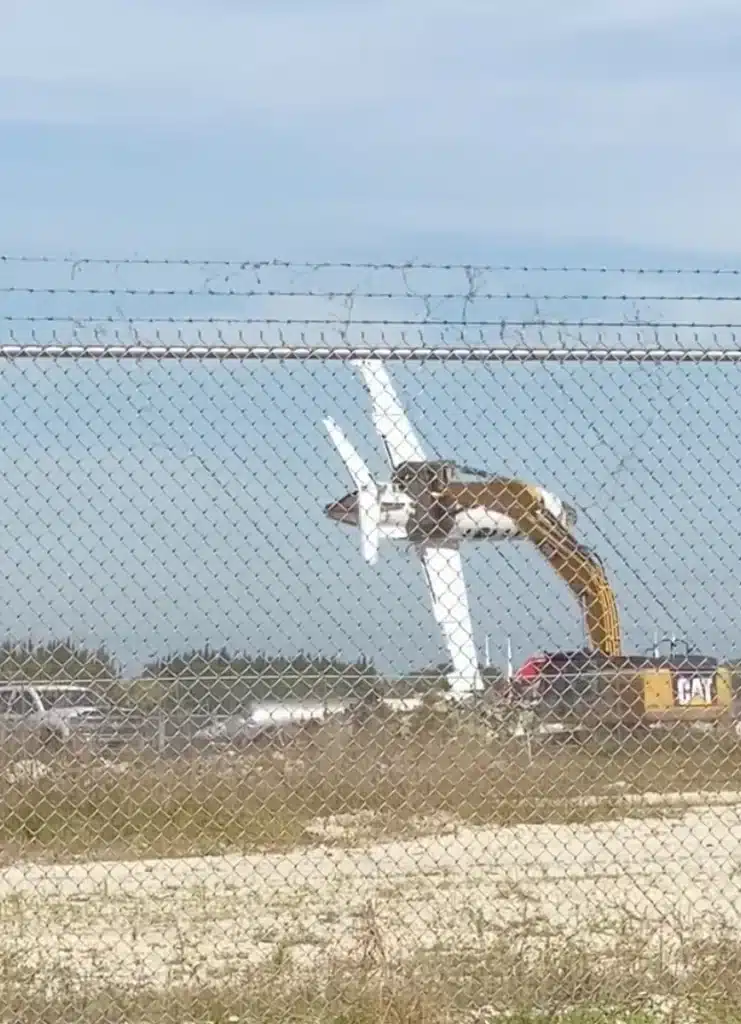 Airport employee spotted giving old plane bound for scrapyard one last flight