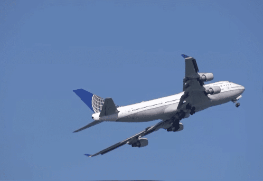 Boeing 747 over San Francisco