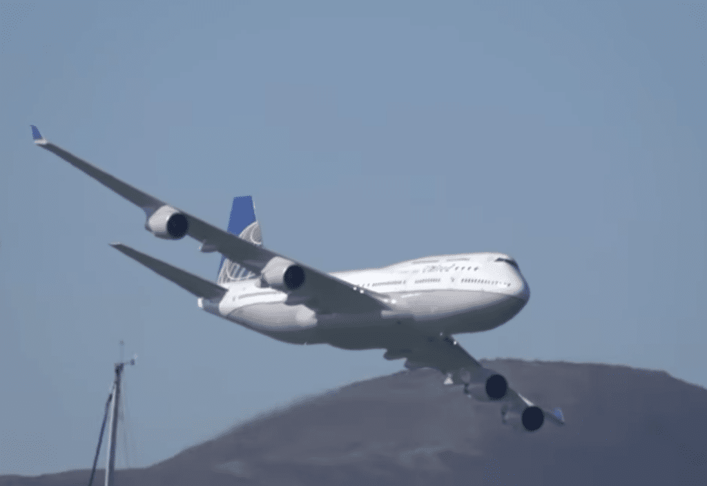 Boeing 747 over San Francisco