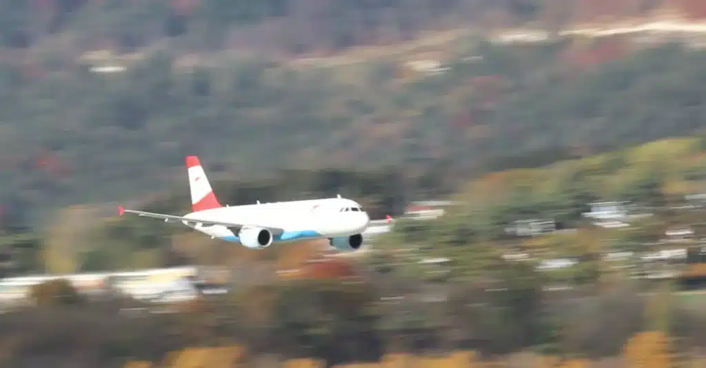 Austrian Airlines A320 performs high-speed low pass