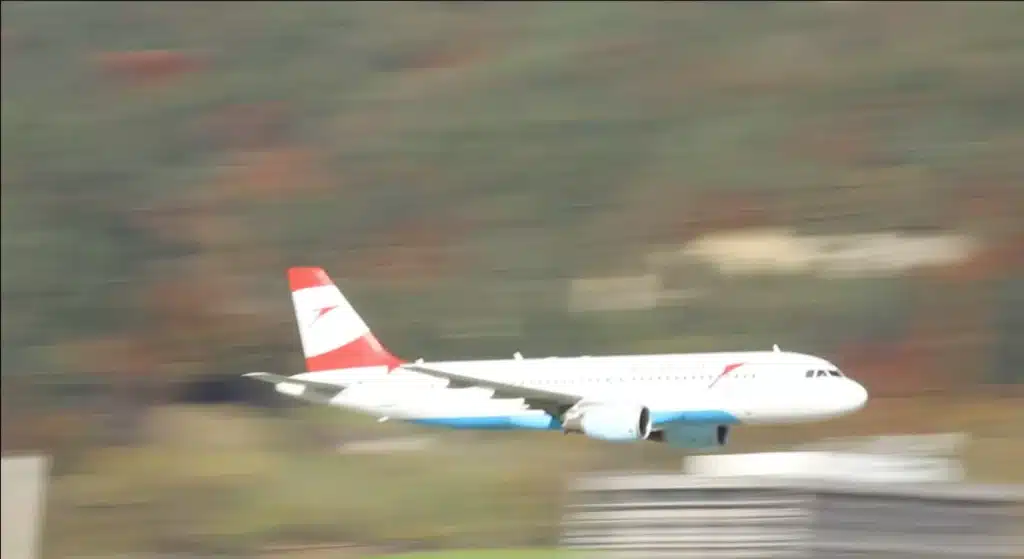 Austrian Airlines A320 performs high-speed low pass