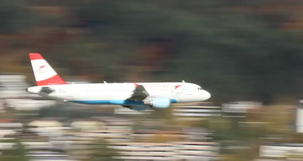 Austrian Airlines A320 performs high-speed low pass