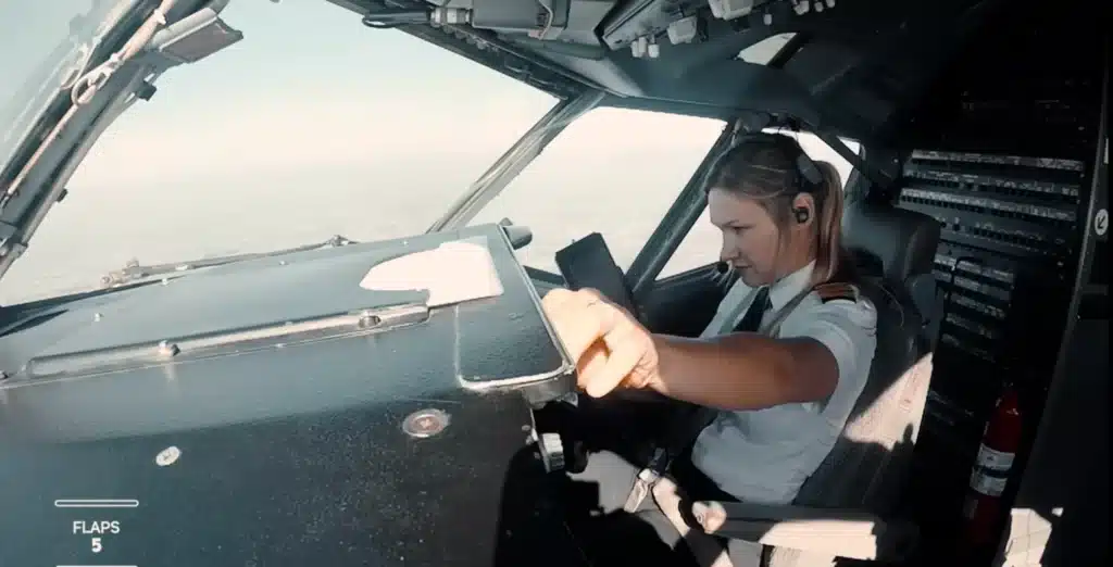 Dutch pilot shares cockpit footage of Boeing 737 landing in crosswind
