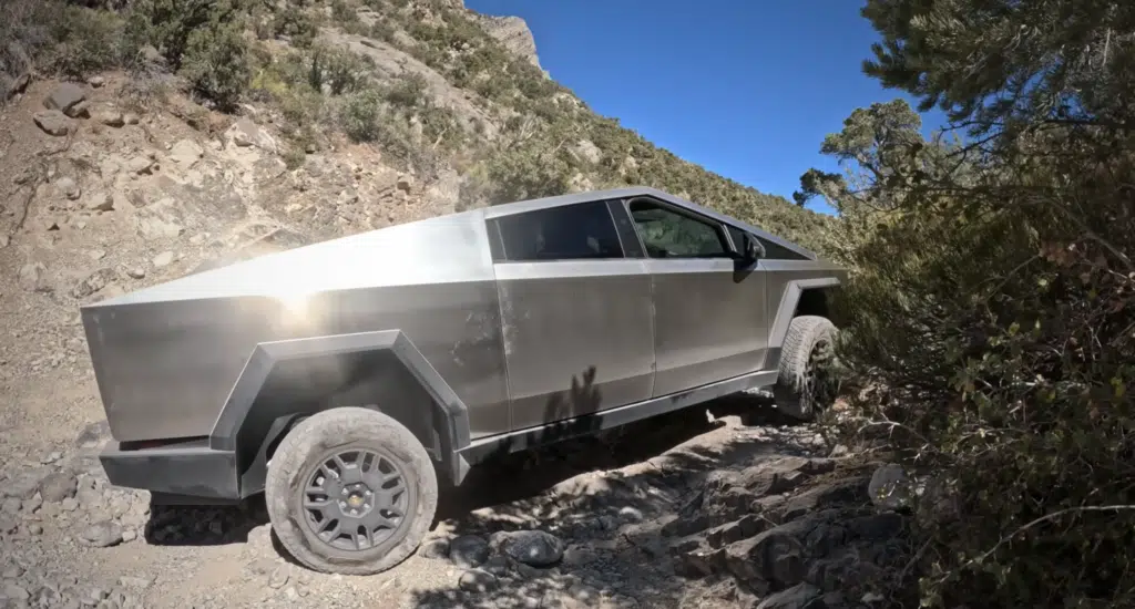 Tesla Cybertruck & Jeep Wrangler Rubicon Nevada off-roading