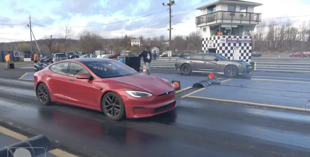 Nine-second Dodge Charger Hellcat drag raced a Tesla Plaid and the gulf was enormous