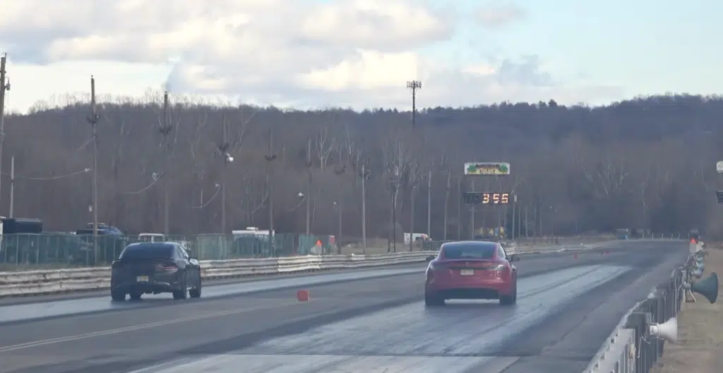 Nine-second Dodge Charger Hellcat drag raced a Tesla Plaid and the gulf was enormous