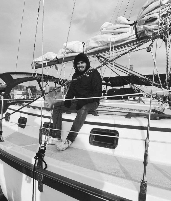 US man quits corporate job to sail around the world with his cat, with no sailing experience