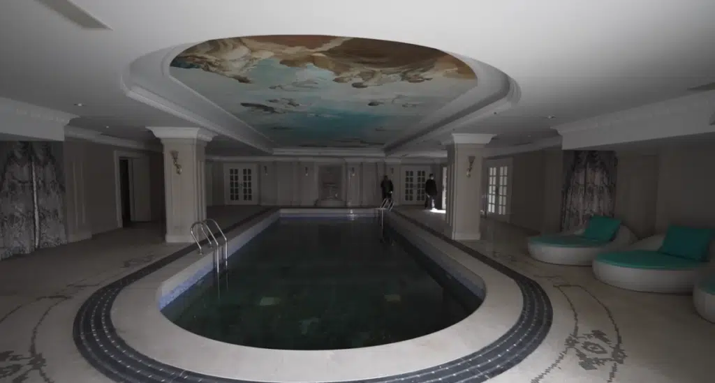 Entire Chinese neighborhood of mega mansions has been abandoned and it's now an eerie scene