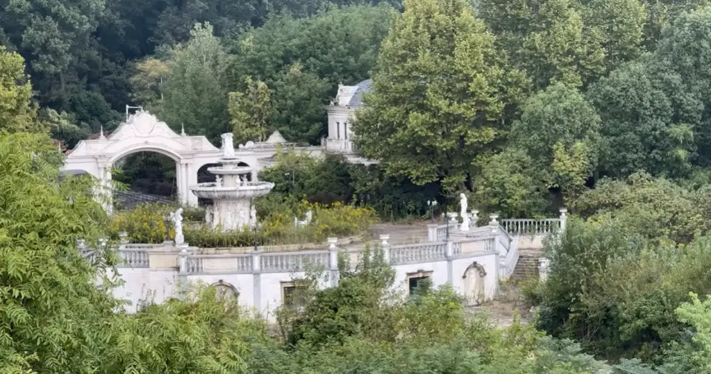 Entire Chinese neighborhood of mega mansions has been abandoned and it's now an eerie scene
