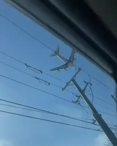 People in Chicago baffled by 'glitch in the matrix' as plane spotted not moving in the sky
