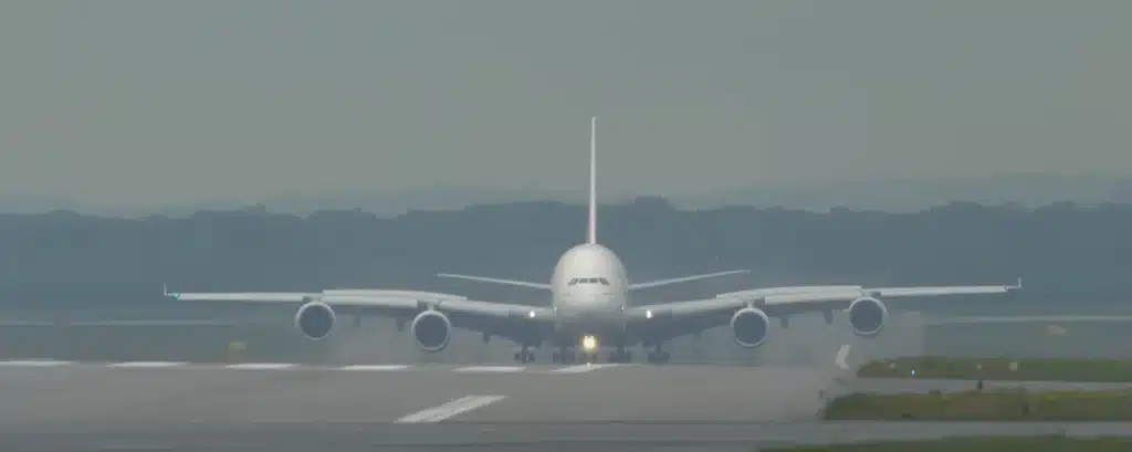 14 of the most incredible plane landings ever caught on camera