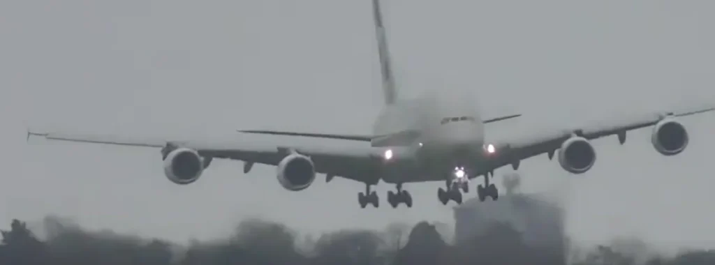 14 of the most incredible plane landings ever caught on camera