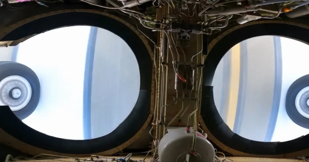 This rare view under a Boeing 737 airliner shows the landing gear like you’ve never seen it
