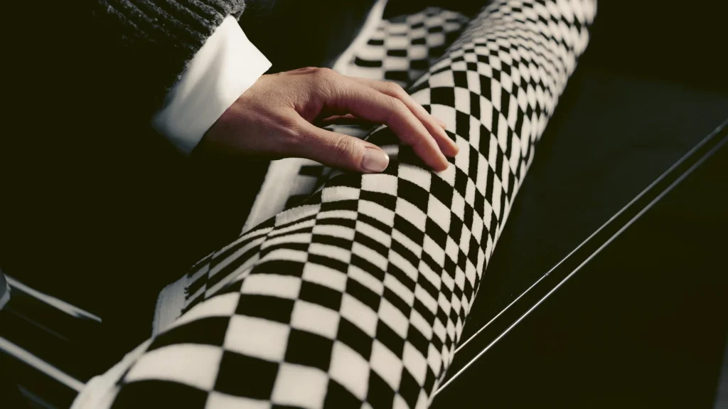 Porsche revives retro fabrics, Kia confirms the EV2 premiere, Aston Martin restores a DB5 and Mercedes tests the new G-Class Cabriolet