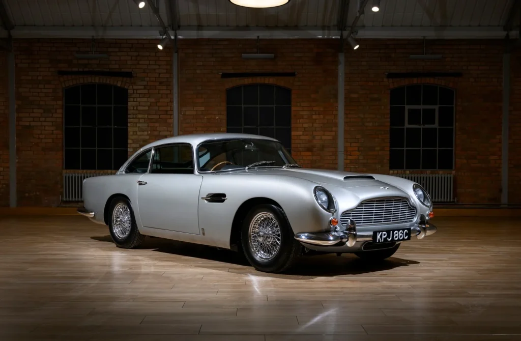 Porsche revives retro fabrics, Kia confirms the EV2 premiere, Aston Martin restores a DB5 and Mercedes tests the new G-Class Cabriolet