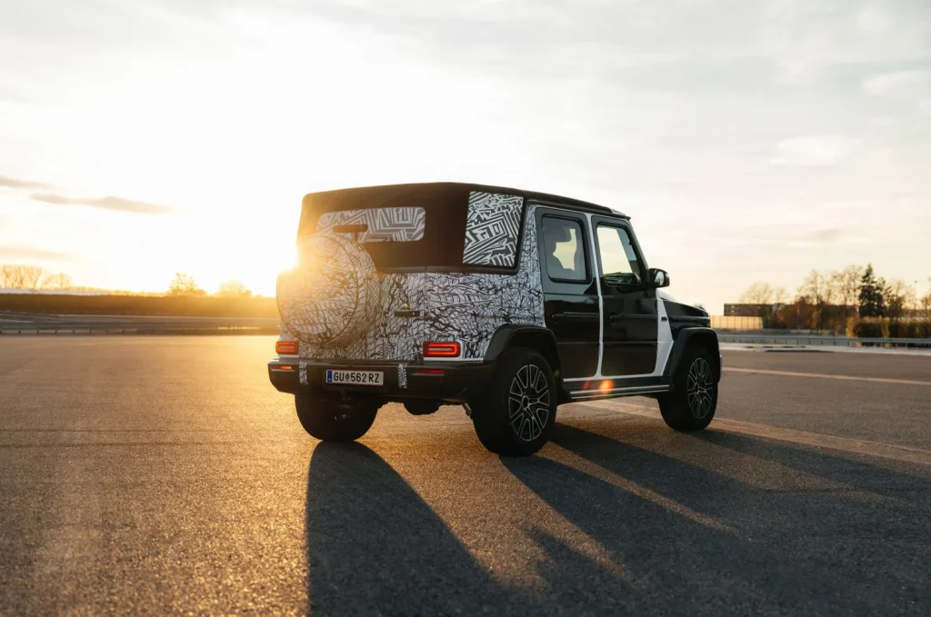 Porsche revives retro fabrics, Kia confirms the EV2 premiere, Aston Martin restores a DB5 and Mercedes tests the new G-Class Cabriolet