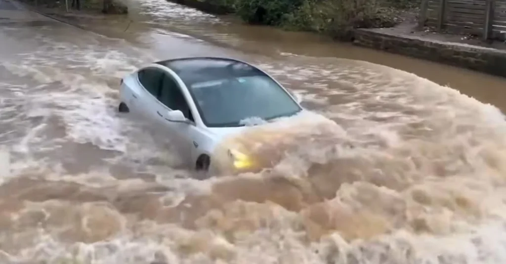 Electric cars on flooded roads show how water depth feels in everyday driving compared with combustion cars during heavy rain