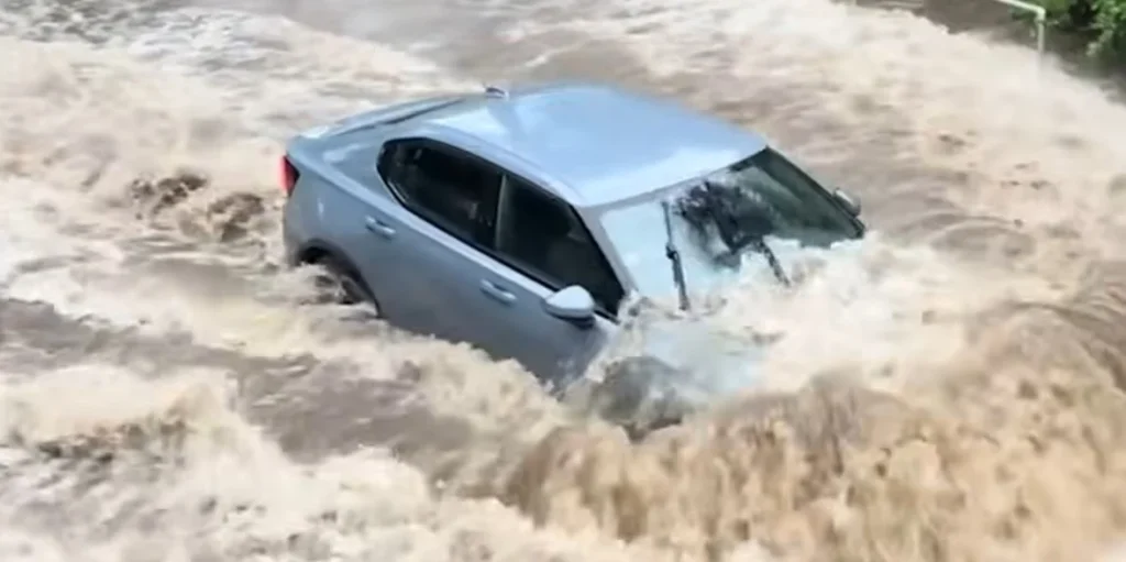 Electric cars on flooded roads show how water depth feels in everyday driving compared with combustion cars during heavy rain