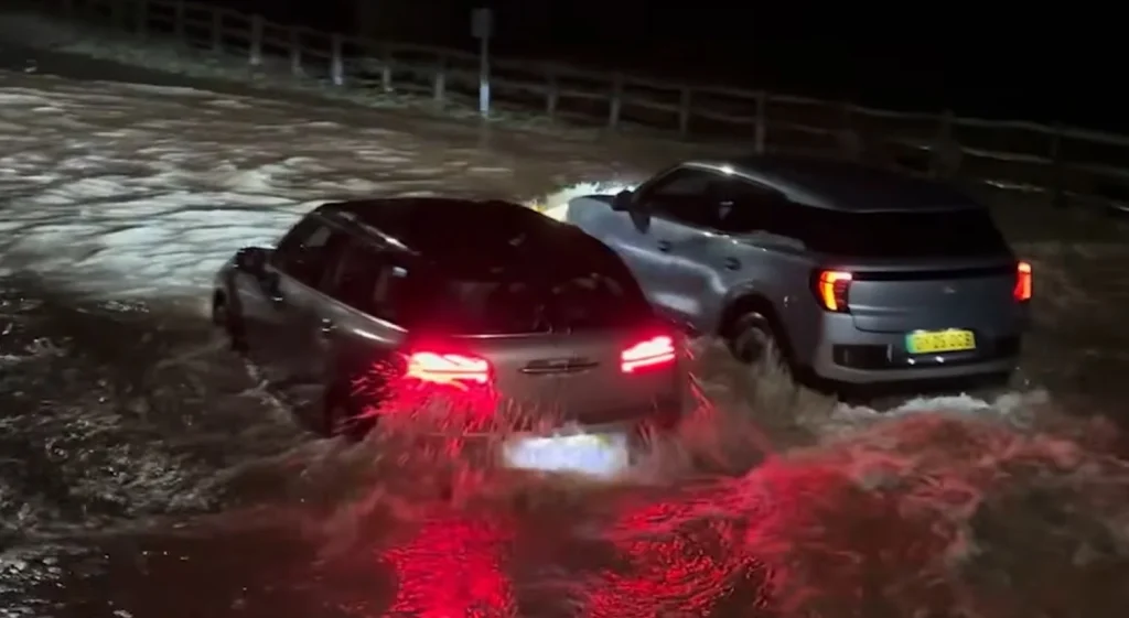 Electric cars on flooded roads show how water depth feels in everyday driving compared with combustion cars during heavy rain