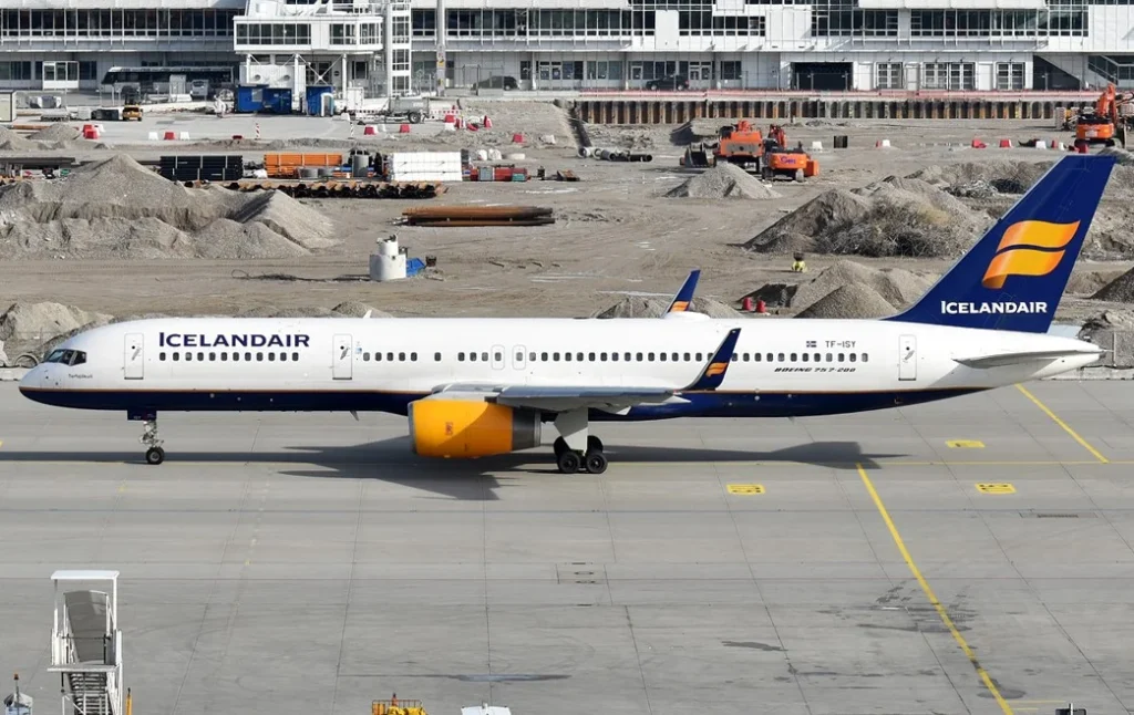 A retiring Icelandair pilot faces an aviation safety probe after a Boeing 757 performed a low-altitude pass over a town during a recent passenger Icelandair flight