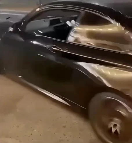 Video of two BMWs turning in the road shows the difference between a BMW driver and a BMW owner