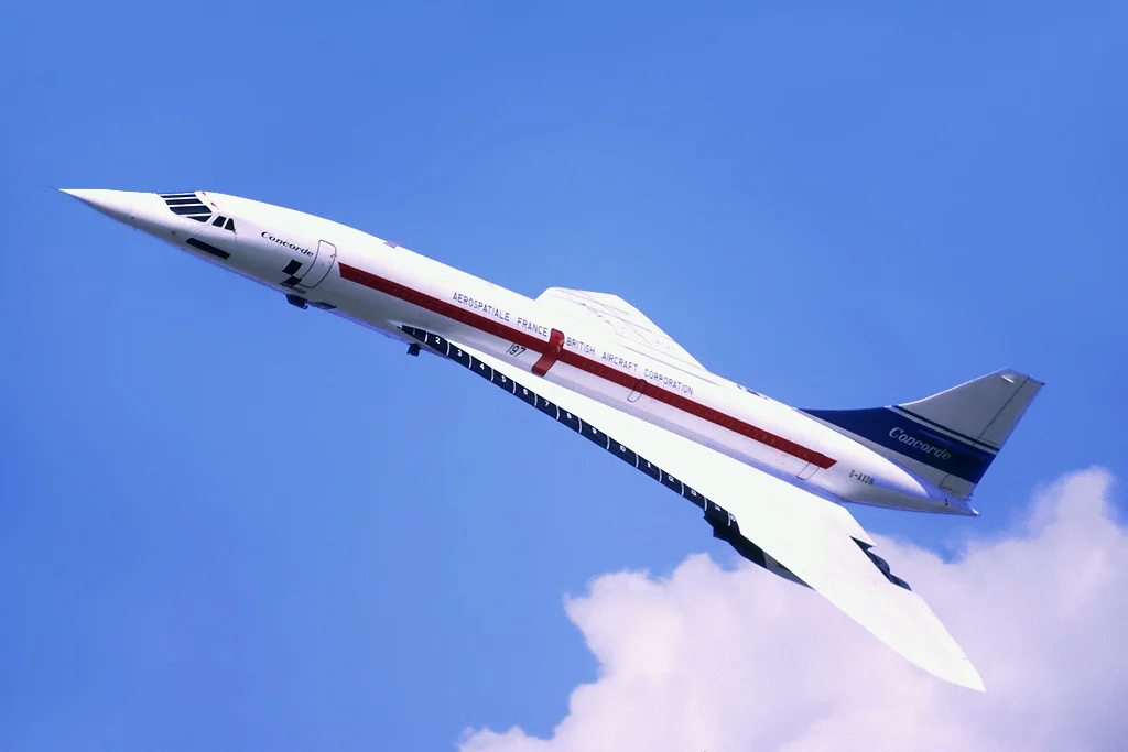 Rare photograph captures Concorde taking off as NASA’s Boeing 747 hauls a 150-ton Enterprise Shuttle