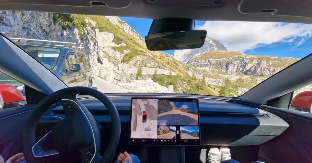 A self-driving 2025 Tesla Model 3 Highland encountered oncoming traffic on a very narrow mountain road and its response was extraordinary