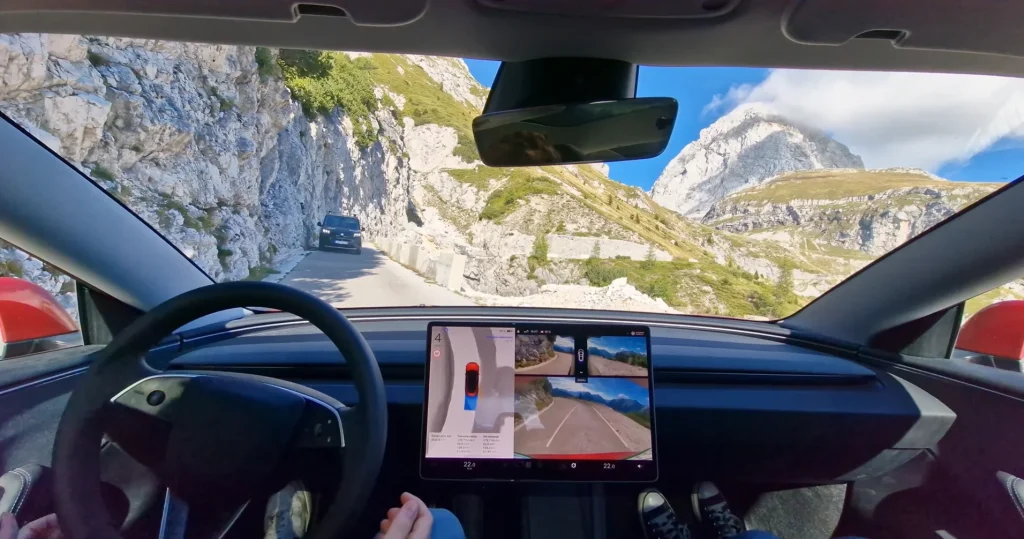 A self-driving 2025 Tesla Model 3 Highland encountered oncoming traffic on a very narrow mountain road and its response was extraordinary