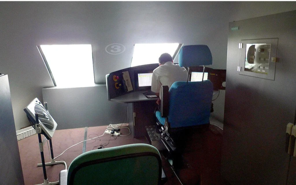 Driver's cabin of Shanghai maglev train that travels at 268mph looks absolutely nothing like what you'd expect