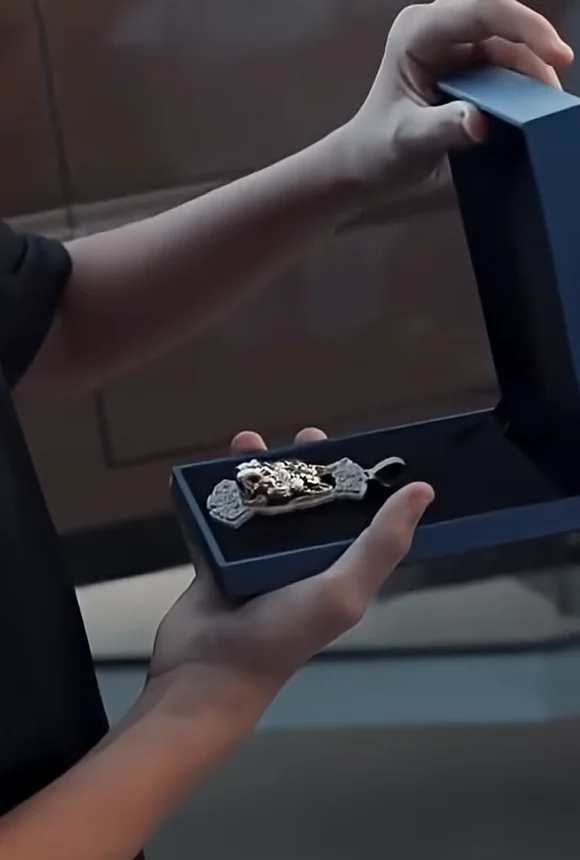 Shaq surprises people who were building his Impala boat with expensive custom jewelry during visit