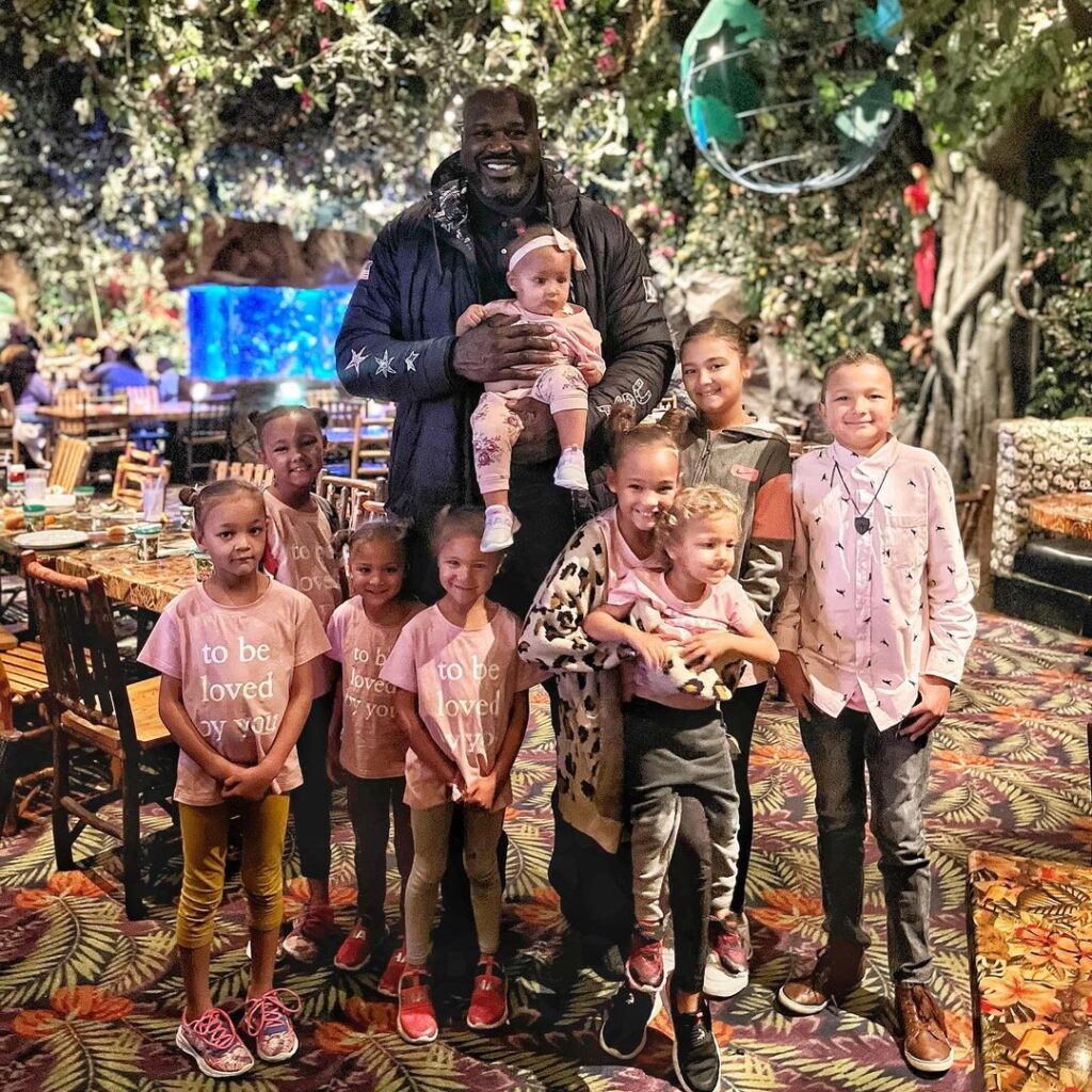 Shaq took a family of 11 out to dinner then gave them two cars