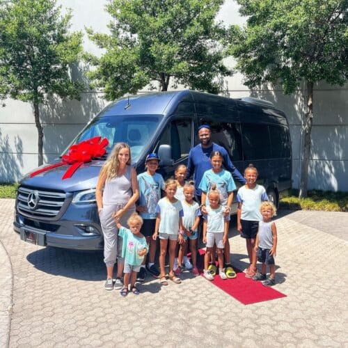 Shaq Took A Family Of 11 To Dinner And Gave Them Two Cars   Shaq Took A Family Of 11 Out To Dinner Then Gave Them Two Cars 500x500 