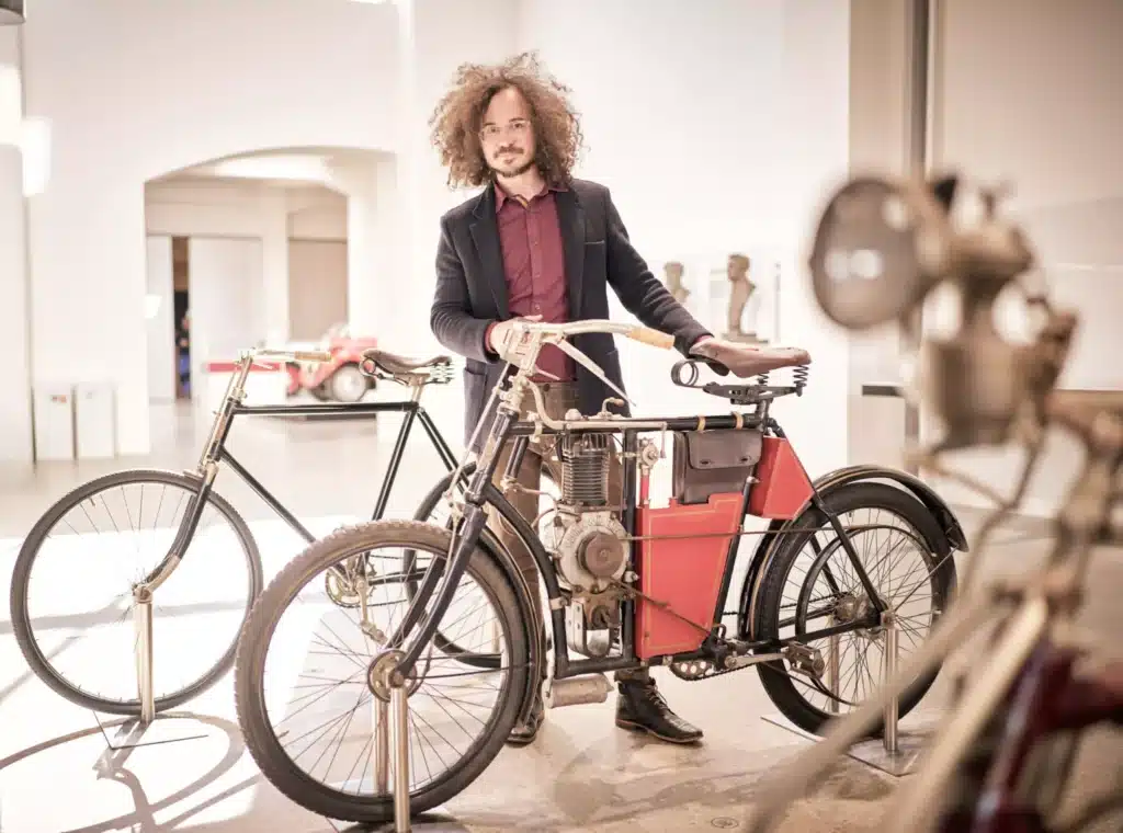 French designer Romain Bucaille took inspiration from the original Slavia B motorcycle in order to design the new, cafe racer-themed concept bike.