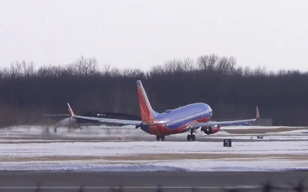 Southwest Airlines 737-700 performs full-power takeoff and stunning low wing-wave