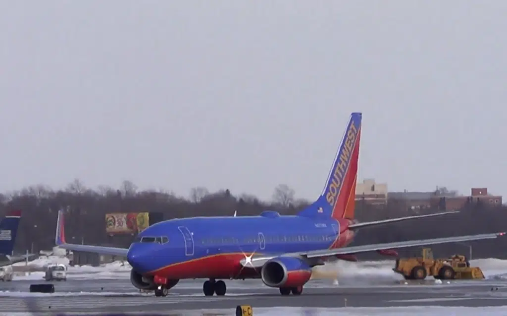 Southwest Airlines 737-700 performs full-power takeoff and stunning low wing-wave