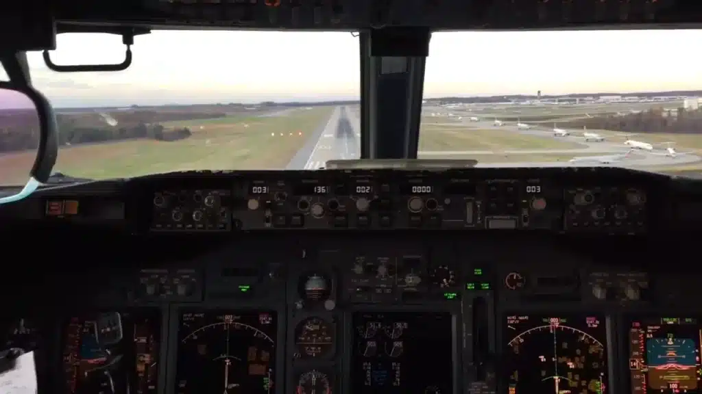 Southwest-Boeing-737-landing-at-Charlotte-is-incredible-must-see-cockpit-footage