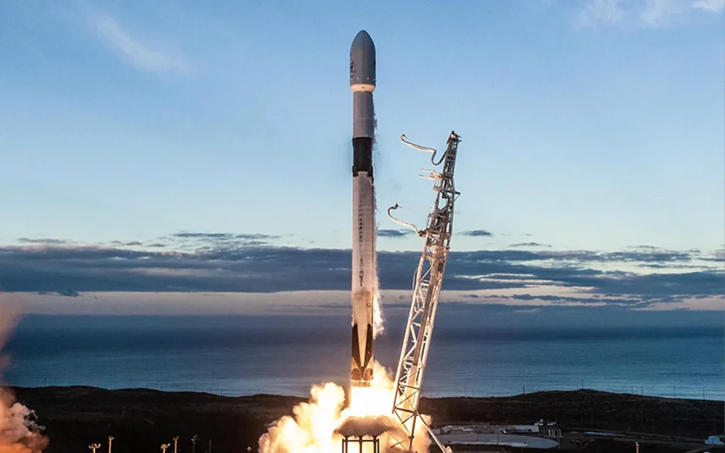 One man in California filmed a strange white light flying perpendicular to the SpaceX Falcon 9 rocket, and asked social media if it was a meteor