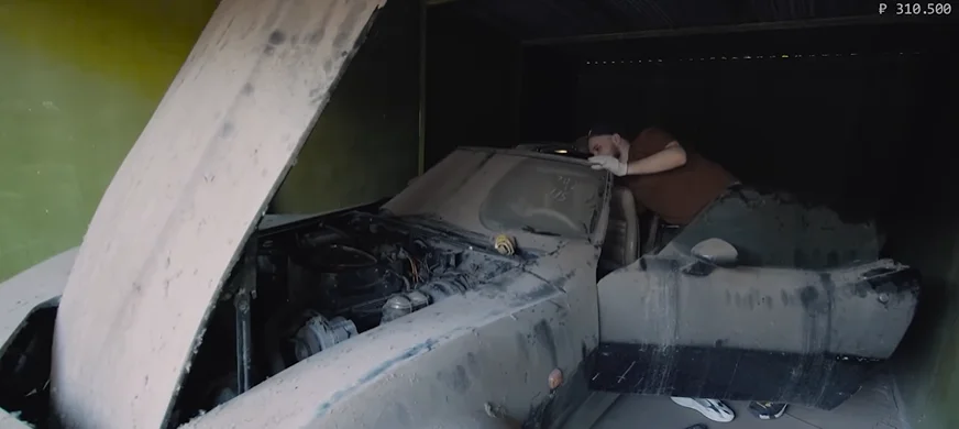 US men buy abandoned garage for $17,000 and find an unbelievable sports car hiding inside as a surprise