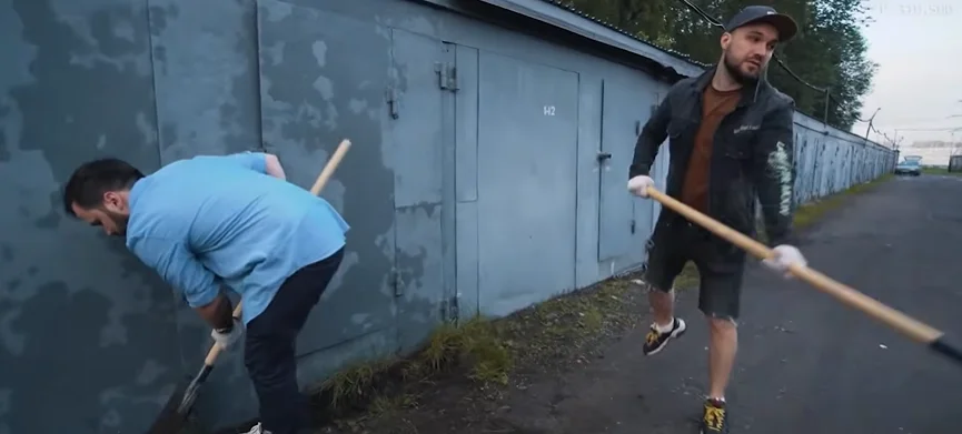 US men buy abandoned garage for $17,000 and find an unbelievable sports car hiding inside as a surprise