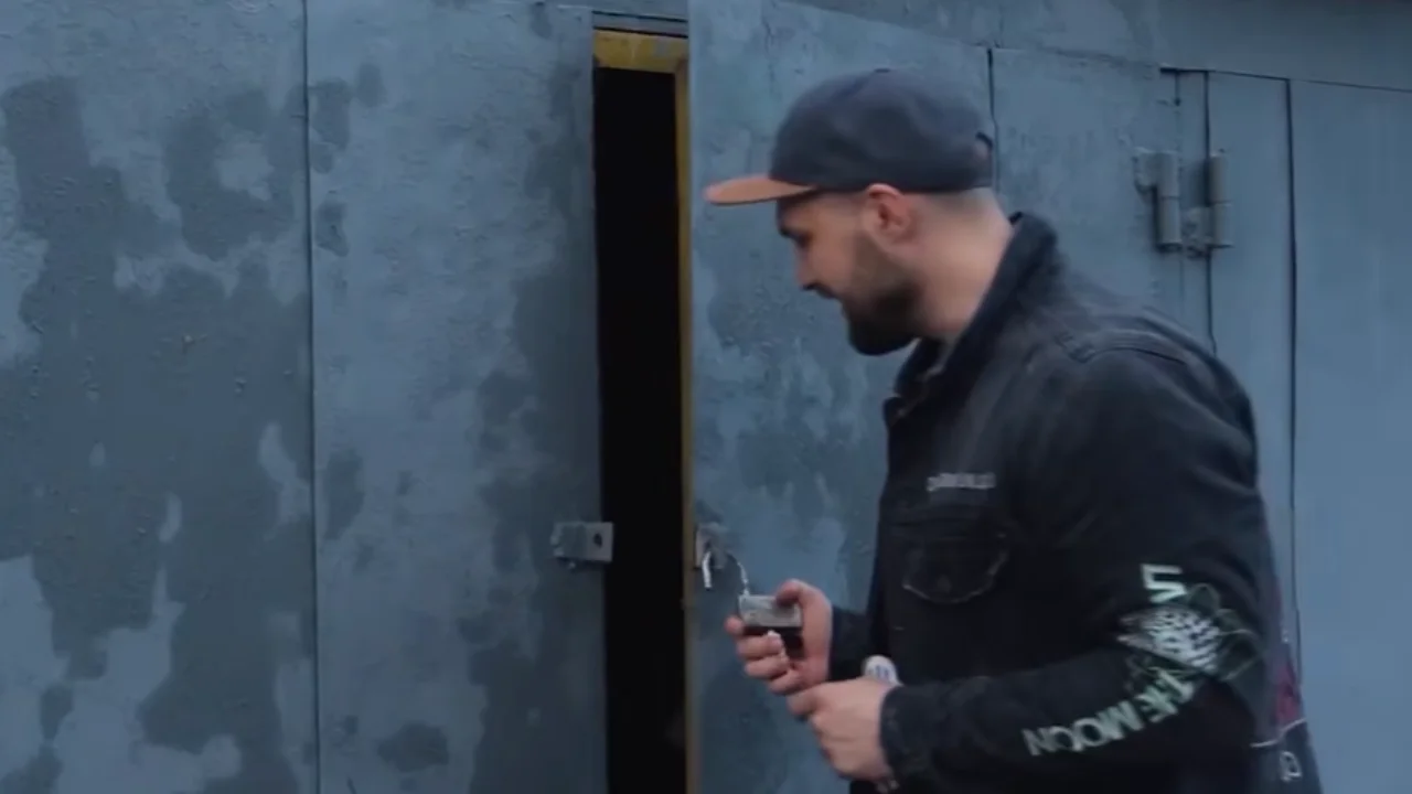 US men buy abandoned garage for $17,000 and find an unbelievable sports car hiding inside as a surprise