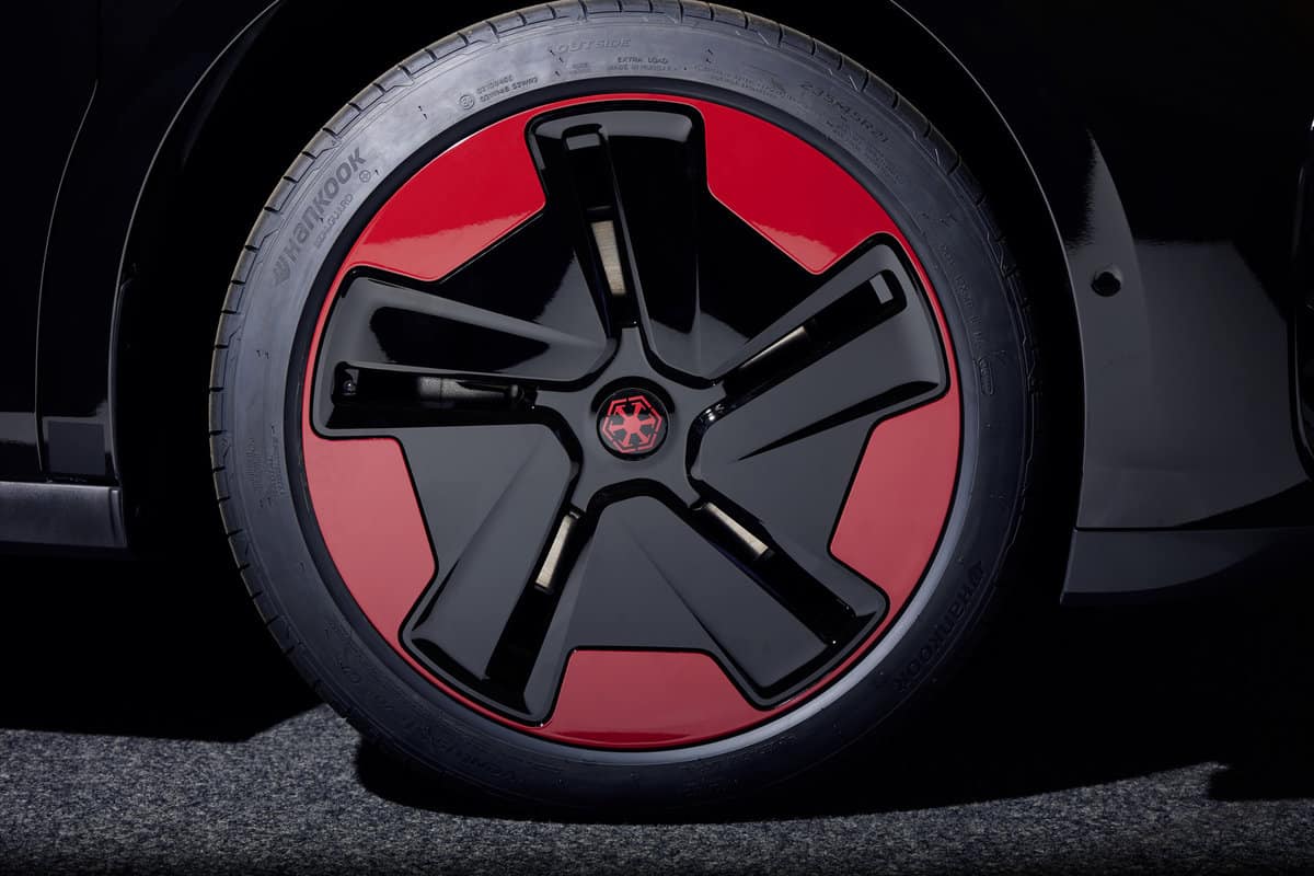 The 21-inch rims of the Star Wars Dark Side Edition VW.