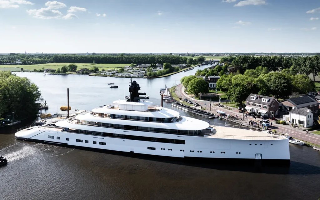 Billionaire coffee enthusiast Howard Schultz has just had his $300M Feadship superyacht revealed, and the Starbucks CEO really isn't messing around this autumn