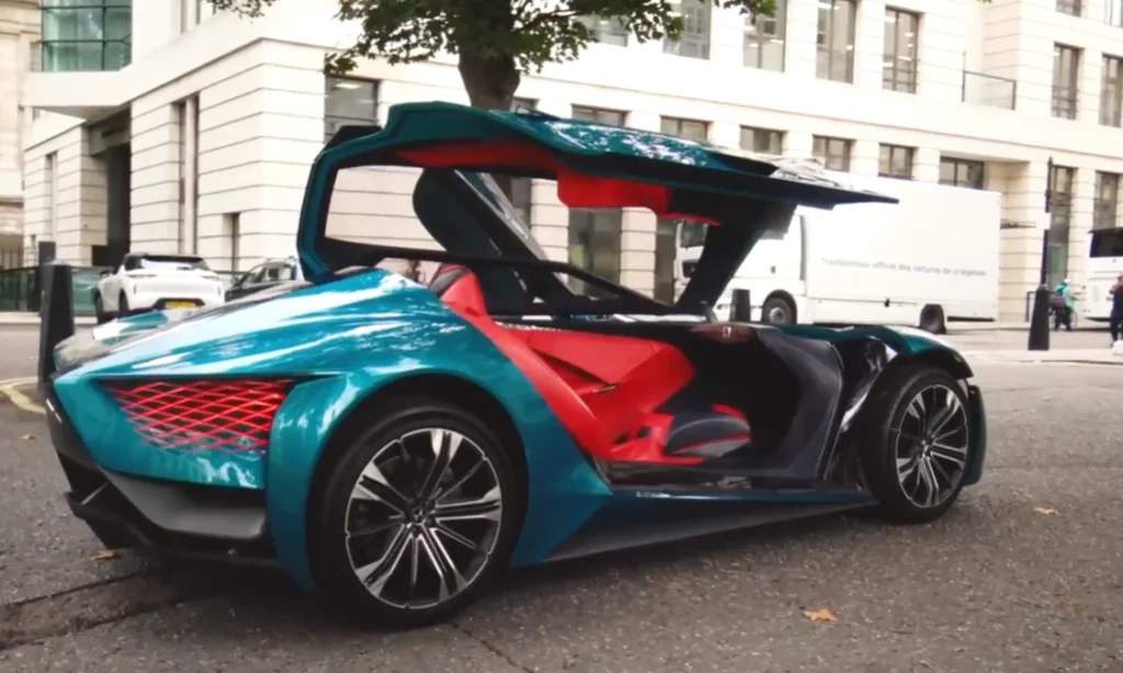 Supercar Blondie nearly dropped her jaw checking out an asymmetrical car with a floating passenger seat